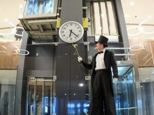 ходулист во фраке на праздник