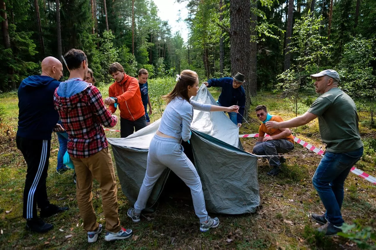 установка палатки на тимбилдинг