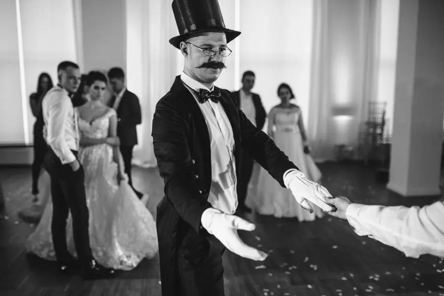 Аниматор Джентльмен свадьба в ресторане встреча гостей