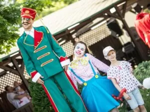 Клоуны и ходулист на празднике