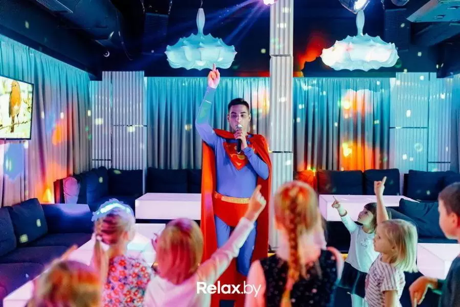 Аниматор Супермен поёт с детьми