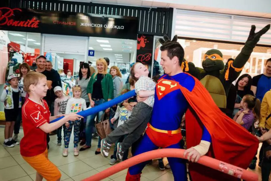 Аниматор Супермен с детьми