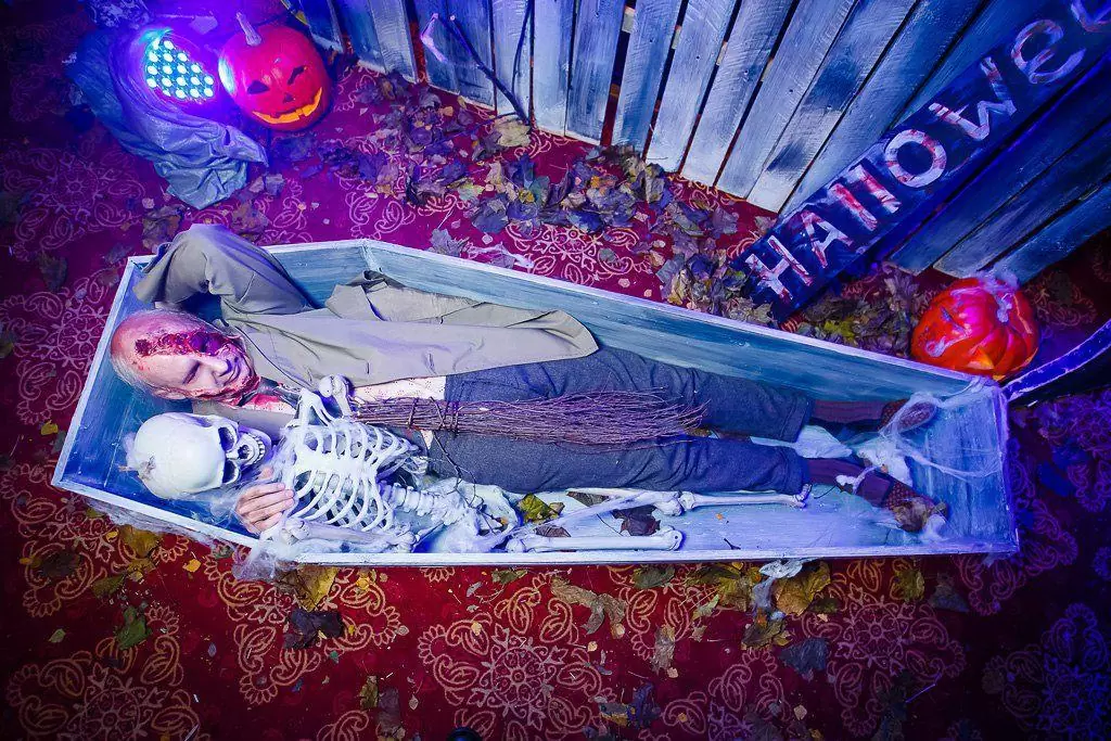 Аниматоры Зомби на фотозоне Хэллоуин 2020