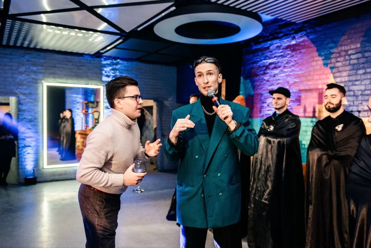 ведущий Илья Слыш