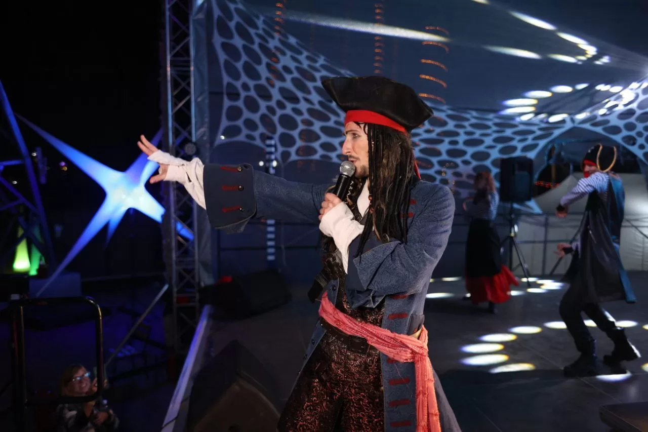 ведущий Илья Слыш