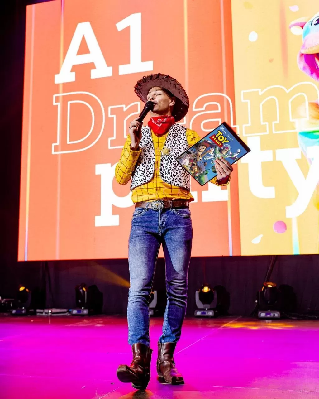 Ведущий Павел Радиевич