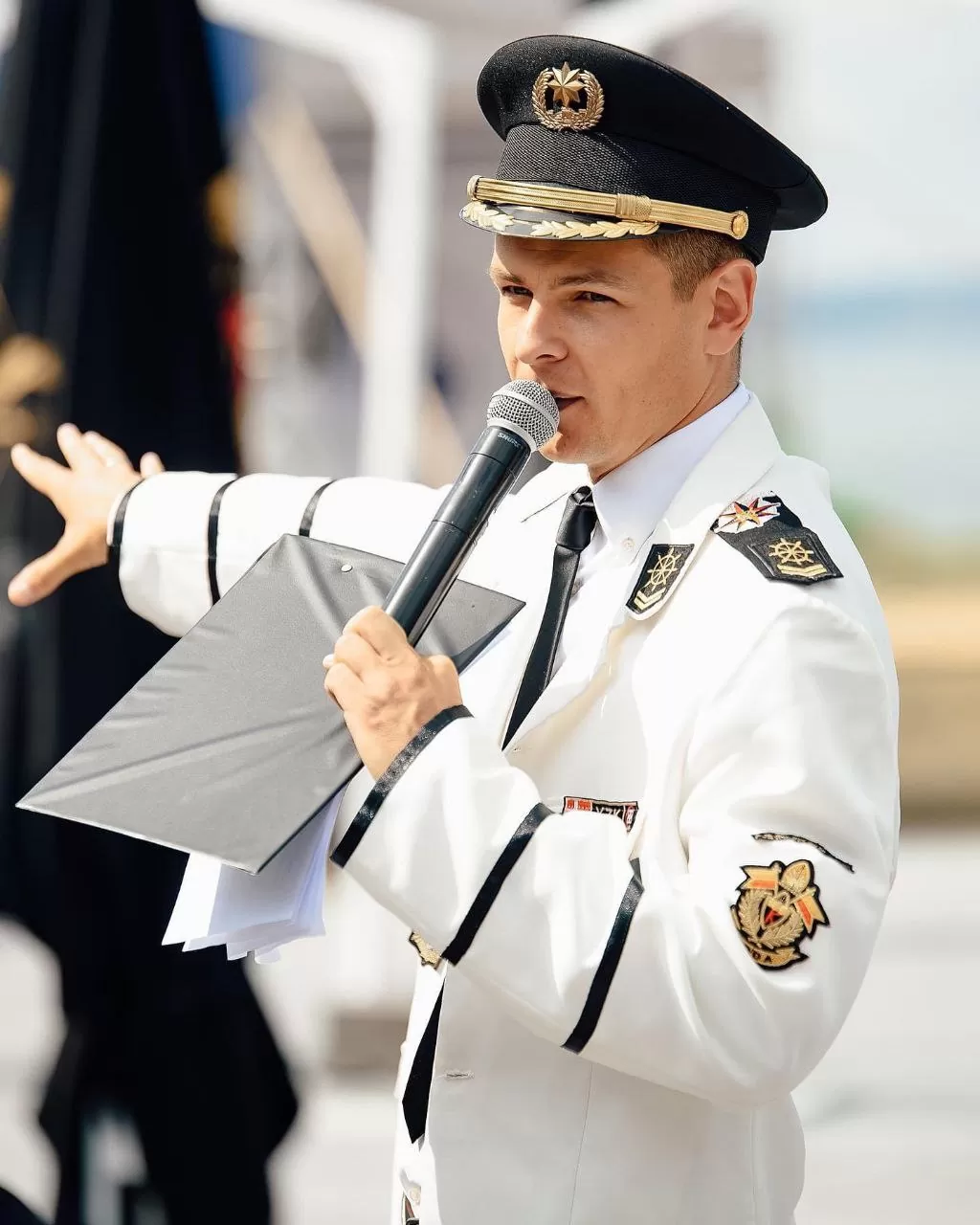 Ведущий Павел Радиевич